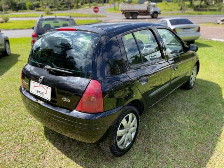 RENAULT - CLIO - 2001/2001 - Preta - R$ 15.900,00