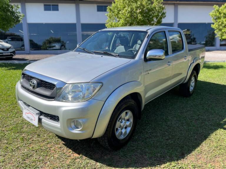 TOYOTA - HILUX - 2010/2011 - Prata - R$ 103.900,00