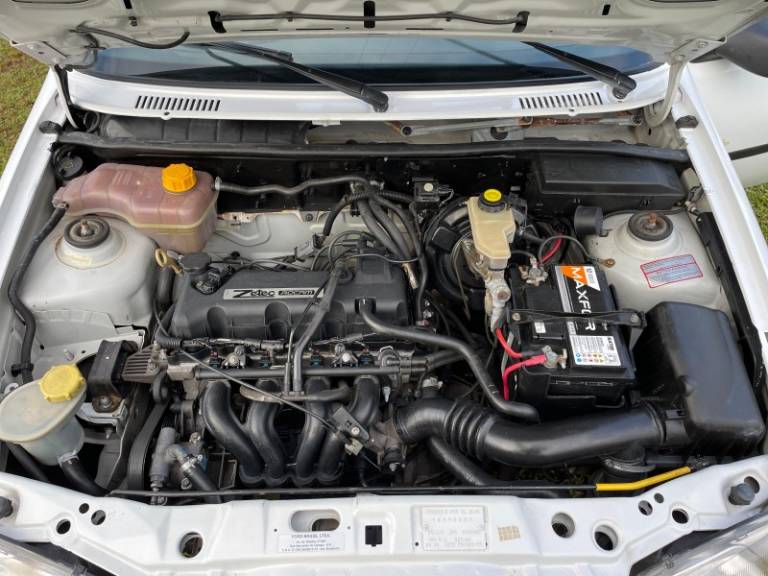 FORD - FIESTA - 1999/2000 - Branca - R$ 15.900,00