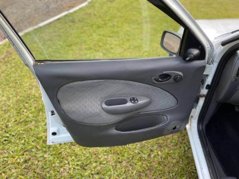 FORD - FIESTA - 1999/2000 - Branca - R$ 15.900,00