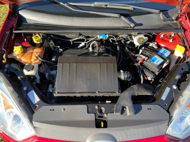 FORD - FIESTA - 2013/2014 - Vermelha - R$ 33.900,00