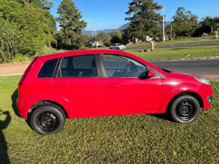 FORD - FIESTA - 2013/2014 - Vermelha - R$ 33.900,00