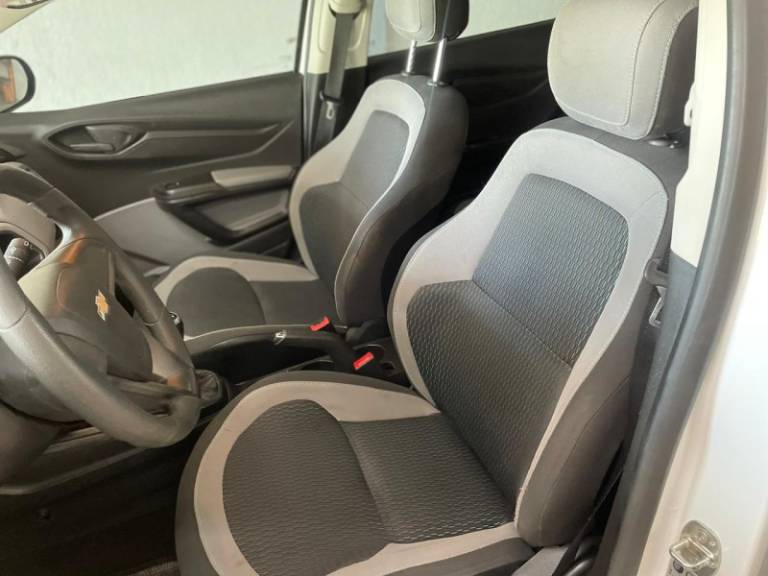 CHEVROLET - ONIX - 2015/2015 - Branca - R$ 45.900,00