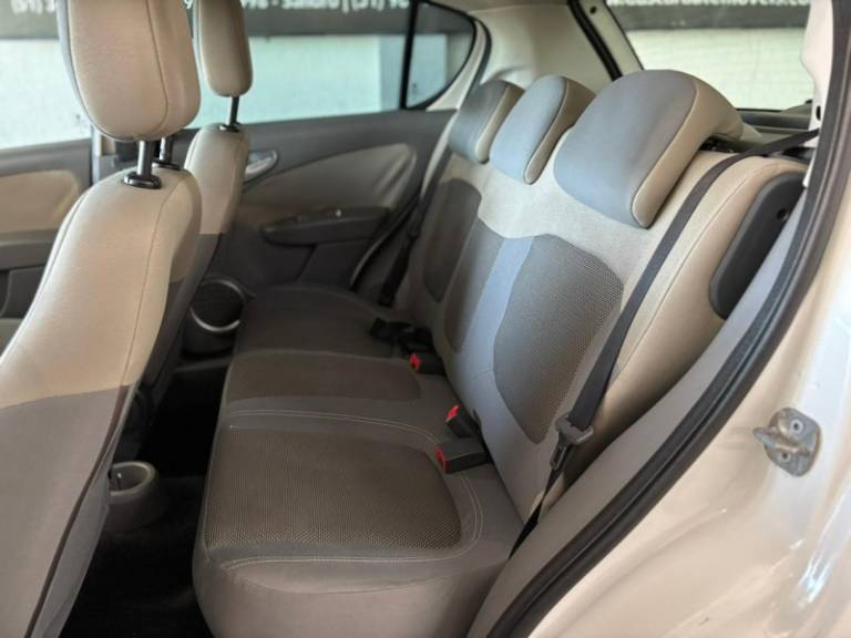 FIAT - PALIO - 2012/2013 - Branca - R$ 37.900,00