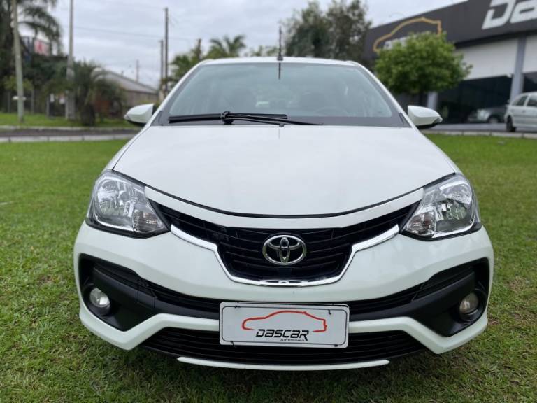 TOYOTA - ETIOS - 2018/2018 - Branca - R$ 67.900,00