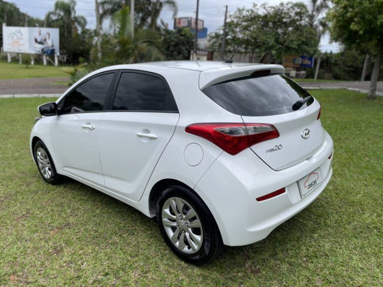 HYUNDAI - HB20 - 2015/2016 - Branca - R$ 55.900,00