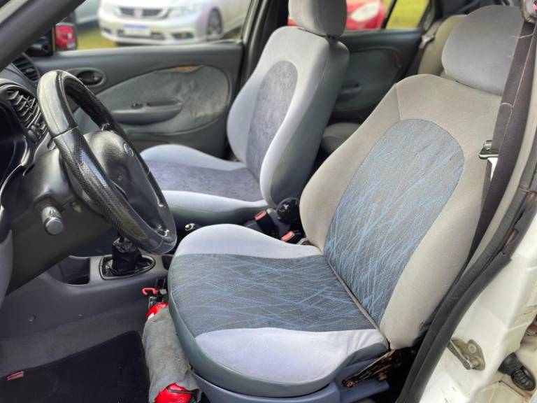 FORD - FIESTA - 1999/2000 - Branca - R$ 15.900,00