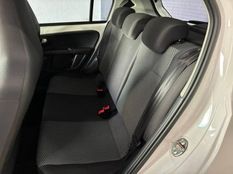 VOLKSWAGEN - UP - 2014/2015 - Branca - R$ 44.900,00