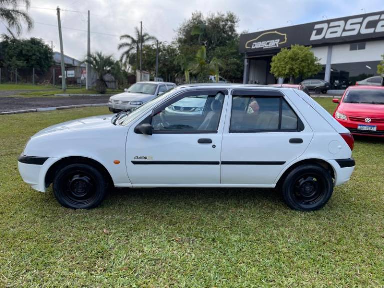 FORD - FIESTA - 1999/2000 - Branca - R$ 15.900,00