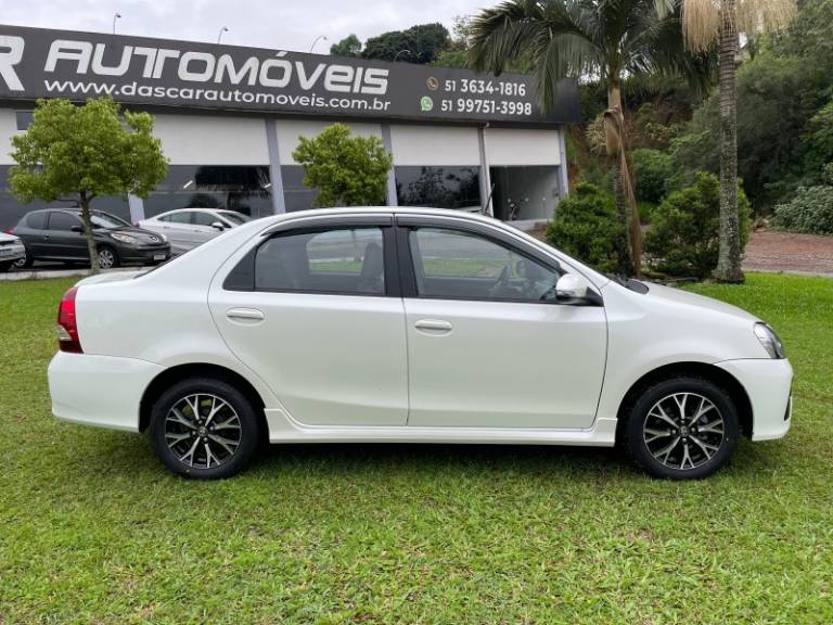 TOYOTA - ETIOS - 2018/2018 - Branca - R$ 67.900,00