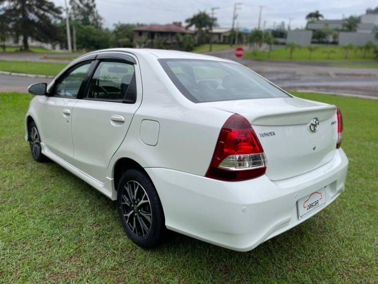 TOYOTA - ETIOS - 2018/2018 - Branca - R$ 67.900,00