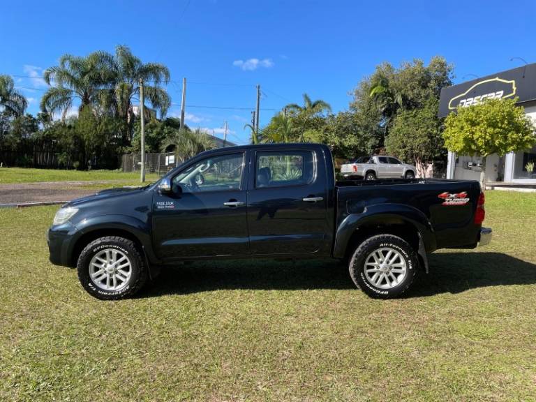 TOYOTA - HILUX - 2014/2014 - Azul - R$ 138.900,00
