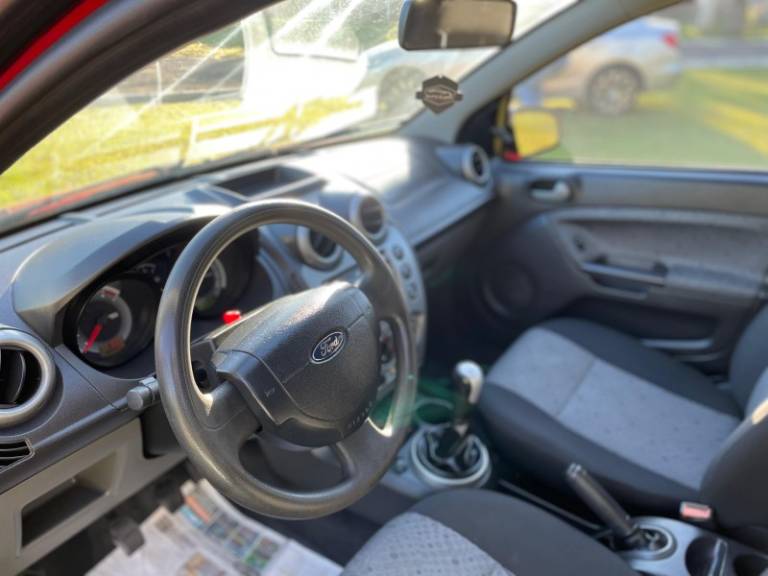 FORD - FIESTA - 2013/2014 - Vermelha - R$ 33.900,00