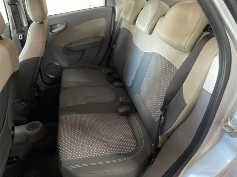 FIAT - GRAND SIENA - 2014/2015 - Prata - R$ 41.900,00