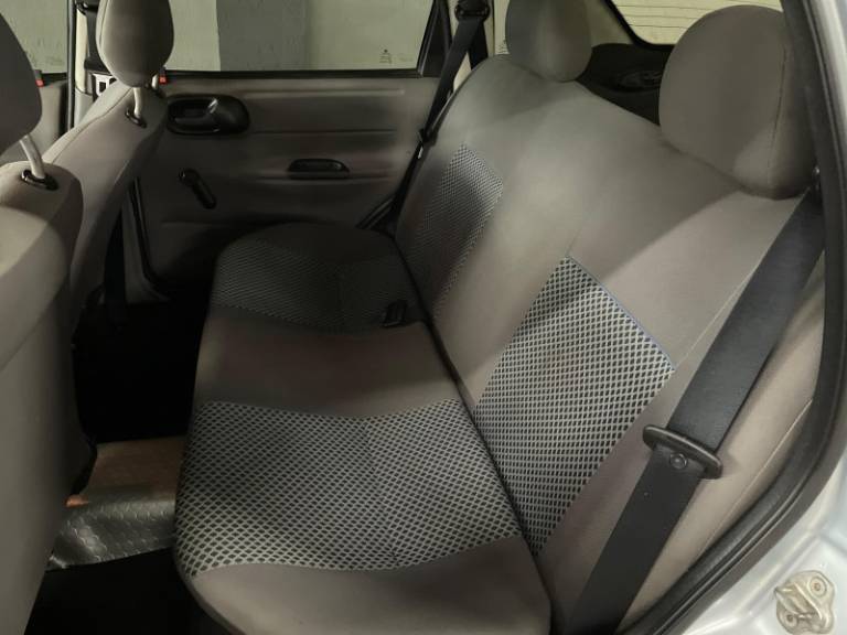 CHEVROLET - CLASSIC - 2010/2011 - Prata - R$ 30.900,00