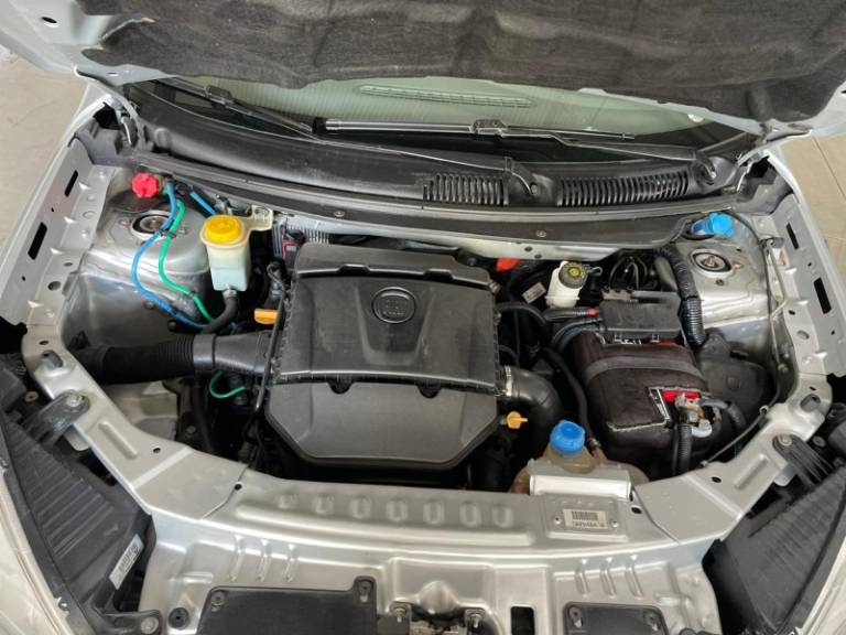 FIAT - GRAND SIENA - 2014/2015 - Prata - R$ 41.900,00