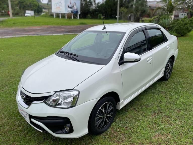 TOYOTA - ETIOS - 2018/2018 - Branca - R$ 67.900,00