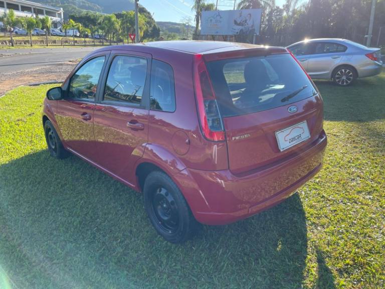 FORD - FIESTA - 2013/2014 - Vermelha - R$ 33.900,00