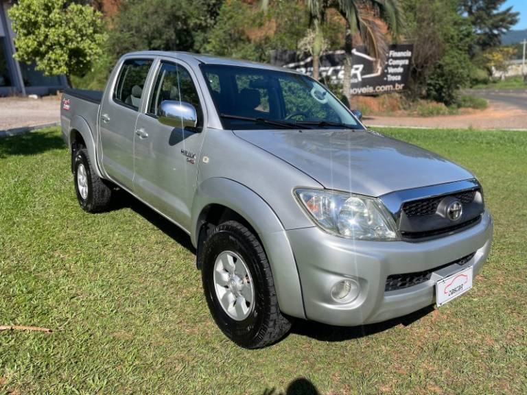 TOYOTA - HILUX - 2010/2011 - Prata - R$ 103.900,00