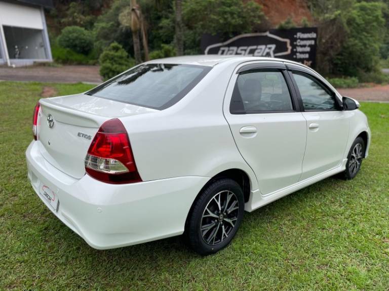 TOYOTA - ETIOS - 2018/2018 - Branca - R$ 67.900,00