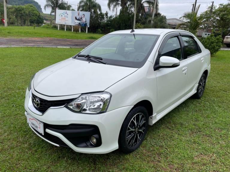 TOYOTA - ETIOS - 2018/2018 - Branca - R$ 67.900,00