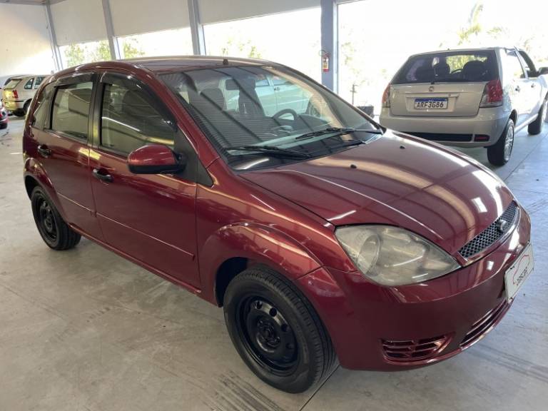 FORD - FIESTA - 2002/2003 - Vermelha - R$ 22.900,00