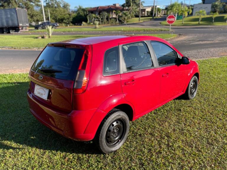 FORD - FIESTA - 2013/2014 - Vermelha - R$ 33.900,00