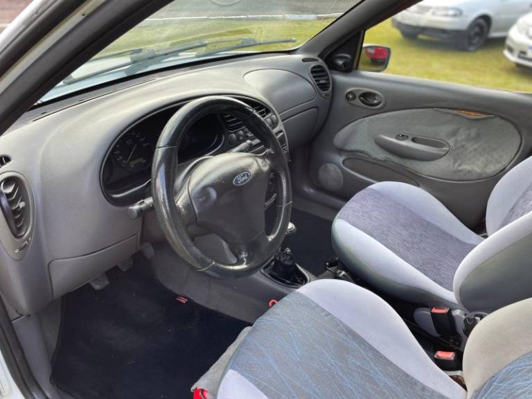 FORD - FIESTA - 1999/2000 - Branca - R$ 15.900,00