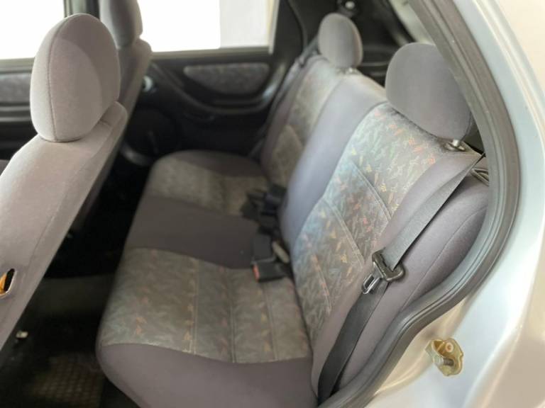 CHEVROLET - CELTA - 2003/2003 - Prata - R$ 18.900,00