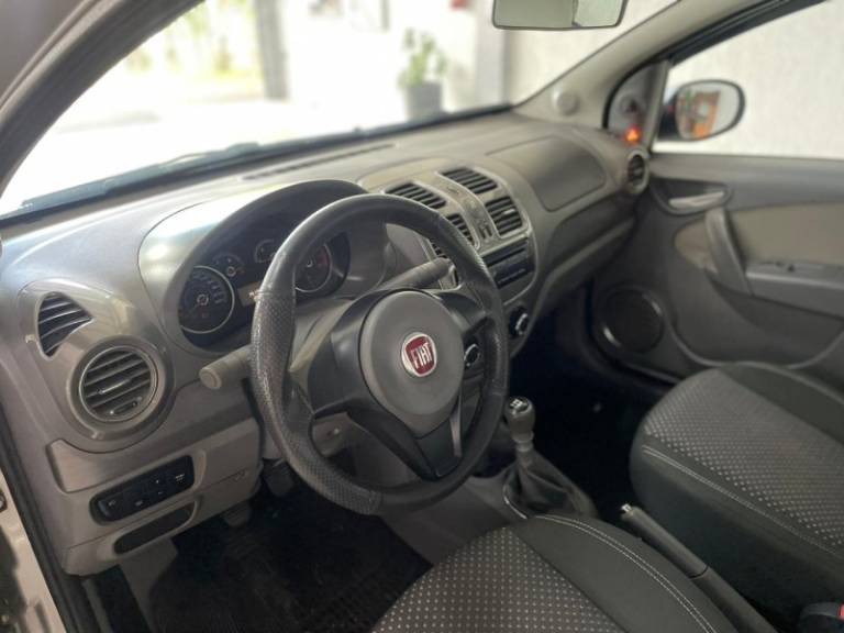 FIAT - GRAND SIENA - 2014/2015 - Prata - R$ 41.900,00