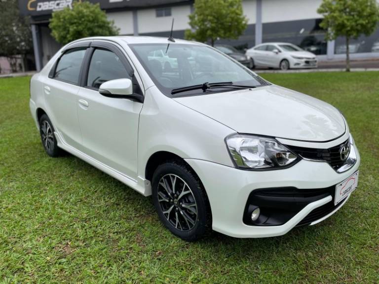 TOYOTA - ETIOS - 2018/2018 - Branca - R$ 67.900,00