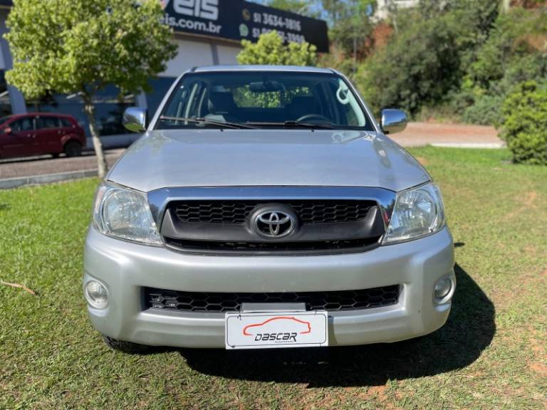 TOYOTA - HILUX - 2010/2011 - Prata - R$ 103.900,00