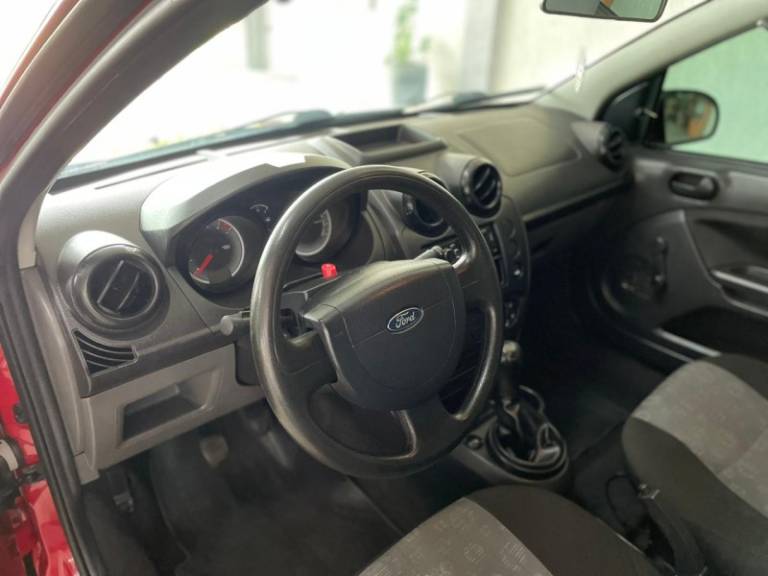 FORD - FIESTA - 2010/2011 - Vermelha - R$ 22.900,00