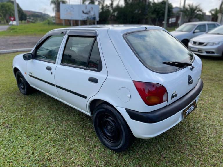 FORD - FIESTA - 1999/2000 - Branca - R$ 15.900,00