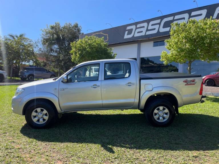 TOYOTA - HILUX - 2010/2011 - Prata - R$ 103.900,00