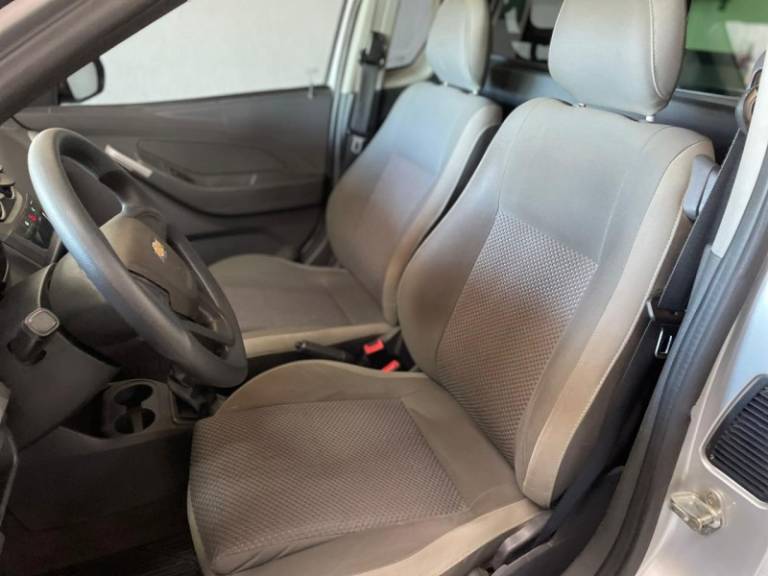 CHEVROLET - MONTANA - 2013/2014 - Prata - R$ 43.900,00