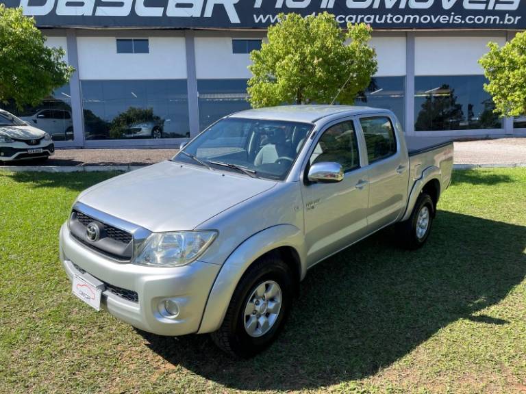 TOYOTA - HILUX - 2010/2011 - Prata - R$ 103.900,00