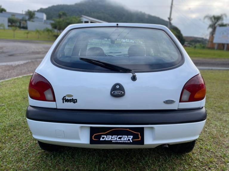 FORD - FIESTA - 1999/2000 - Branca - R$ 15.900,00