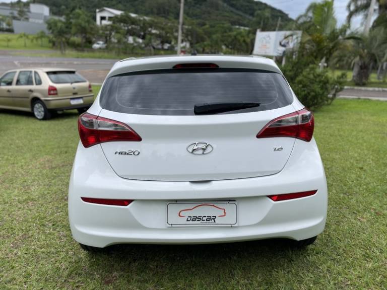 HYUNDAI - HB20 - 2015/2016 - Branca - R$ 55.900,00