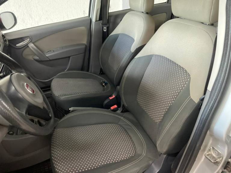 FIAT - GRAND SIENA - 2014/2015 - Prata - R$ 41.900,00