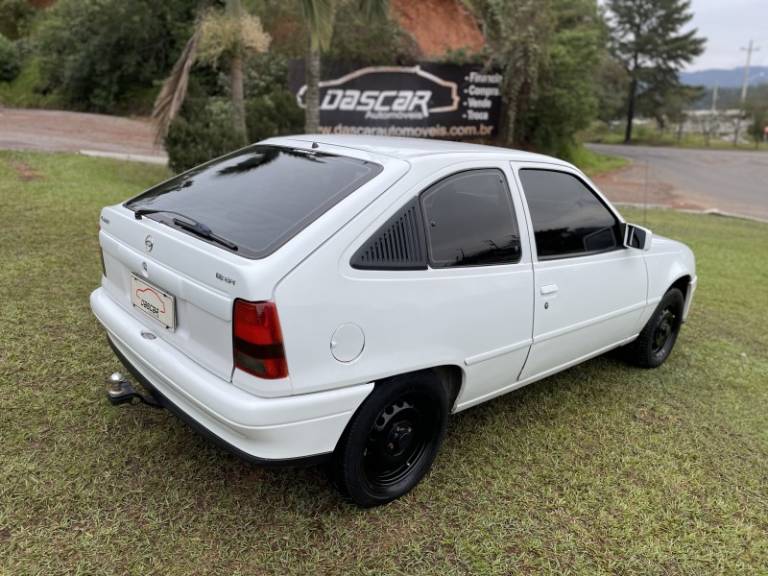 CHEVROLET - KADETT - 1996/1997 - Branca - R$ 15.900,00