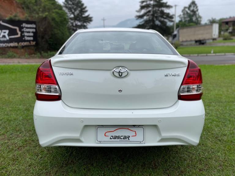 TOYOTA - ETIOS - 2018/2018 - Branca - R$ 67.900,00