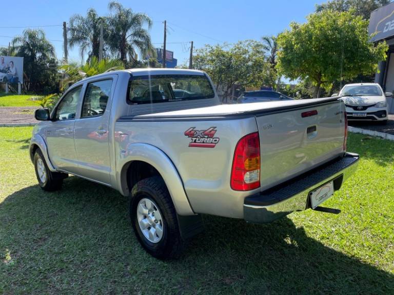 TOYOTA - HILUX - 2010/2011 - Prata - R$ 103.900,00