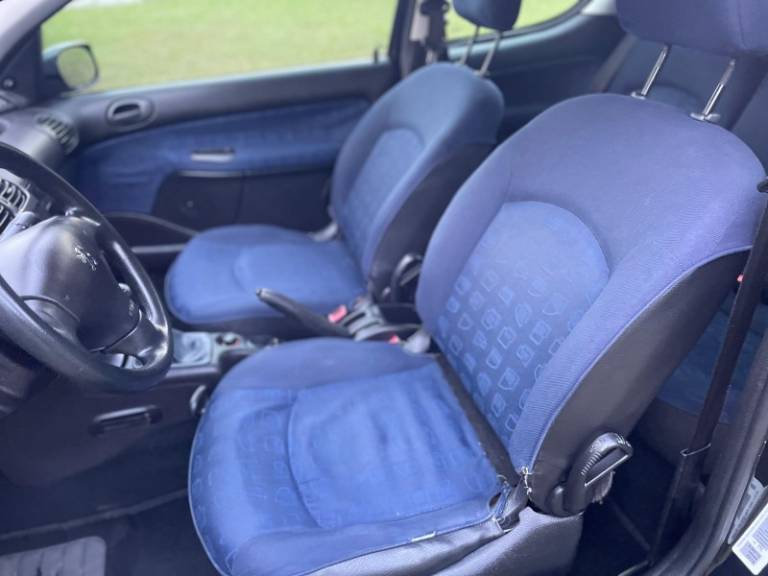 PEUGEOT - 206 - 2002/2002 - Preta - R$ 17.900,00
