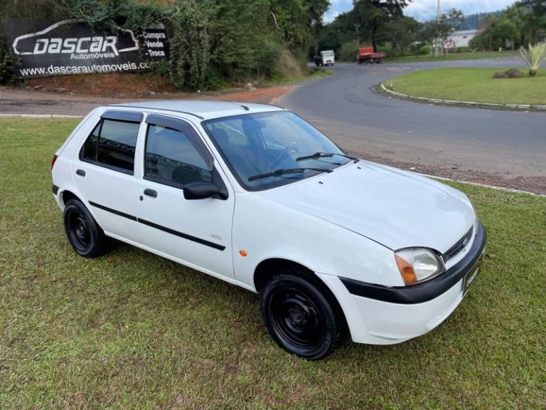 FORD - FIESTA - 1999/2000 - Branca - R$ 15.900,00