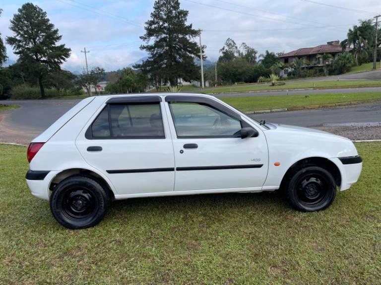 FORD - FIESTA - 1999/2000 - Branca - R$ 15.900,00