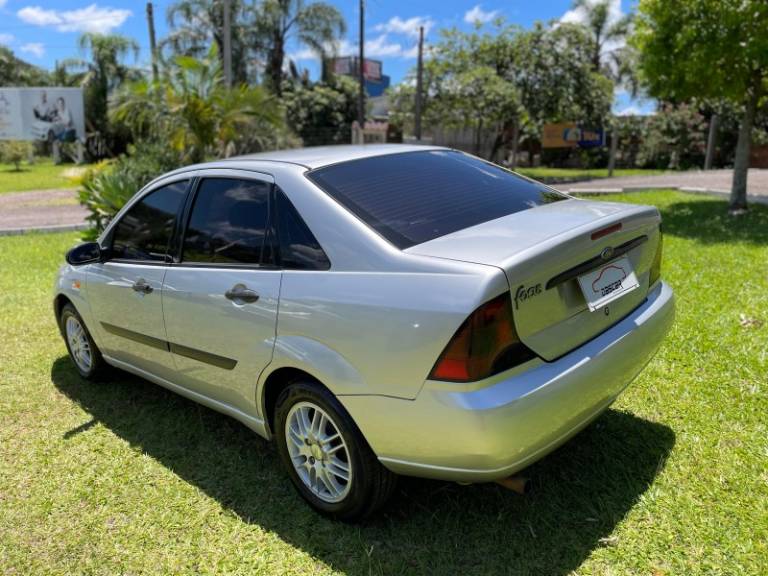 FORD - FOCUS - 2003/2003 - Prata - R$ 23.900,00