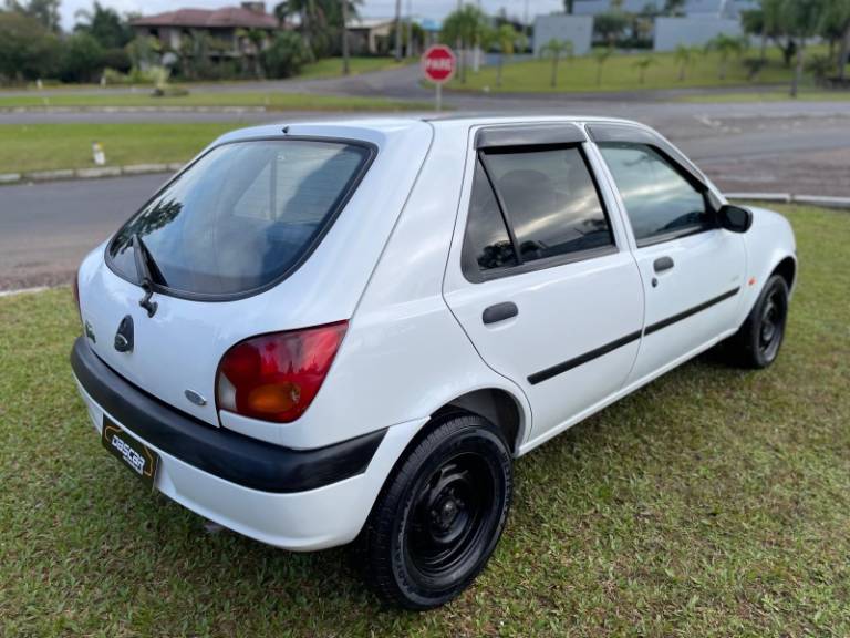 FORD - FIESTA - 1999/2000 - Branca - R$ 15.900,00