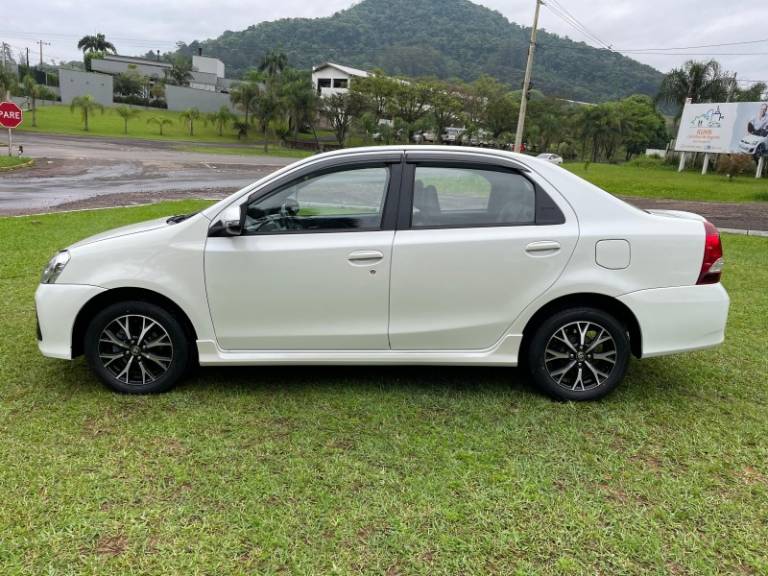 TOYOTA - ETIOS - 2018/2018 - Branca - R$ 67.900,00