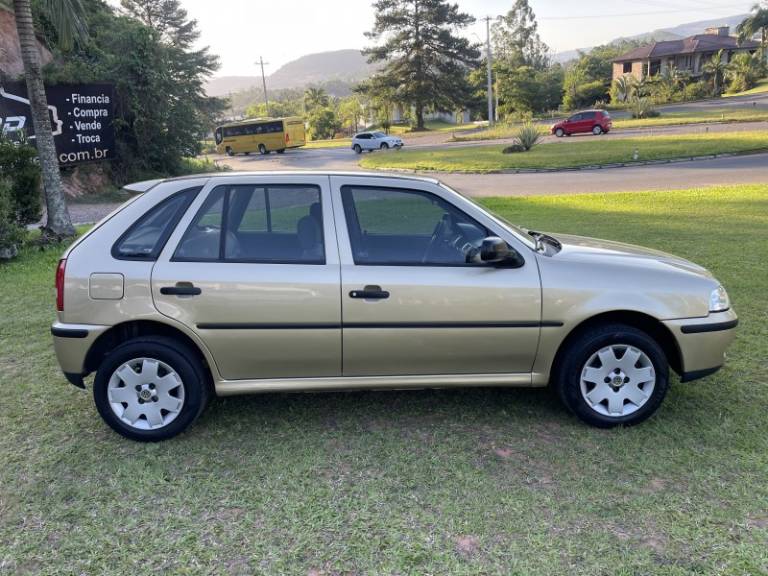 VOLKSWAGEN - GOL - 2000/2001 - Dourada - R$ 18.900,00